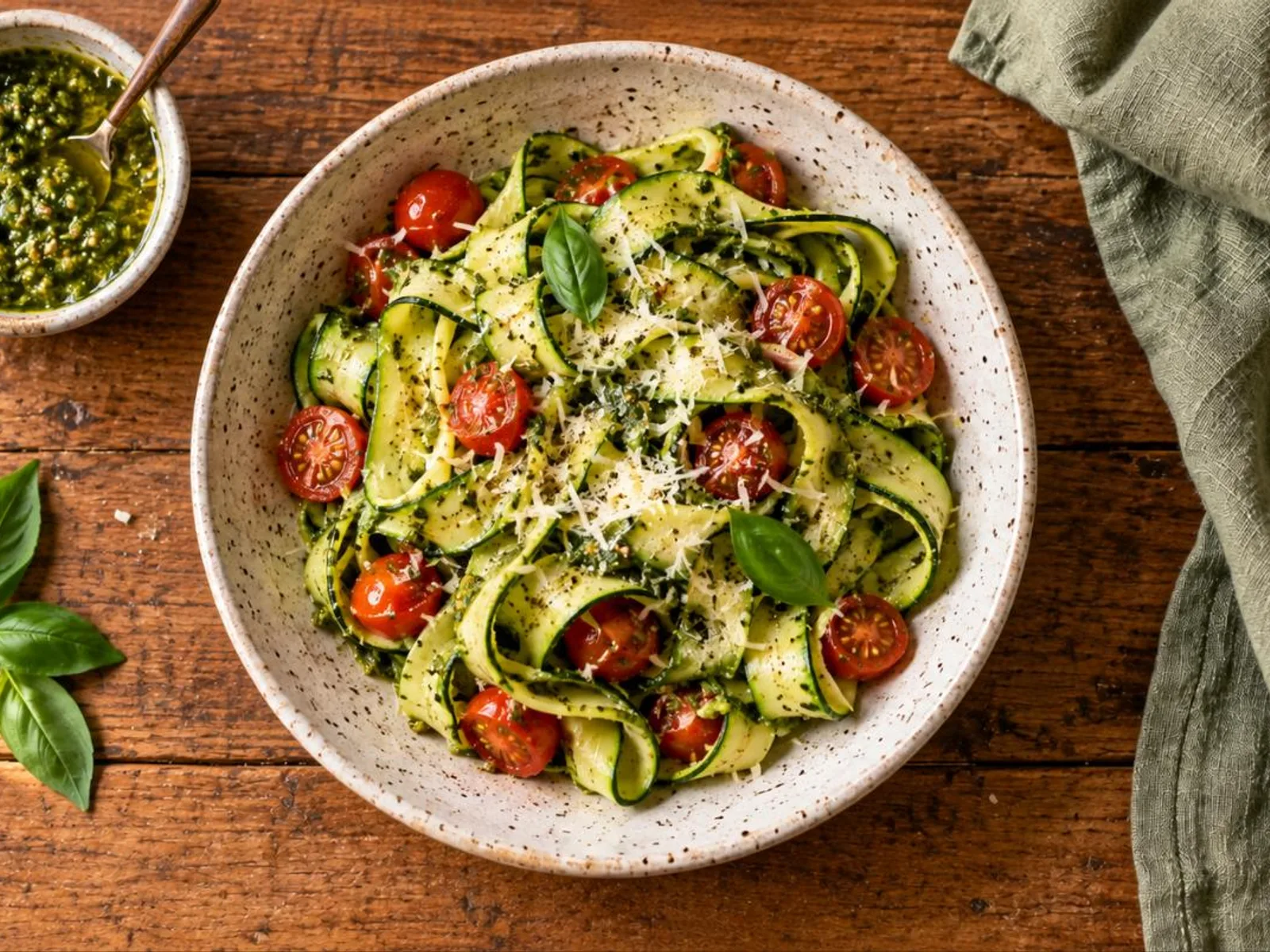 Espaguete de abobrinha ao pesto