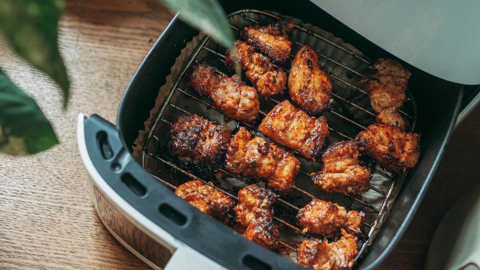 Deliciosos pedaços de frango crocantes, preparados na perfeição numa fritadeira de ar moderna, prontos a servir.
