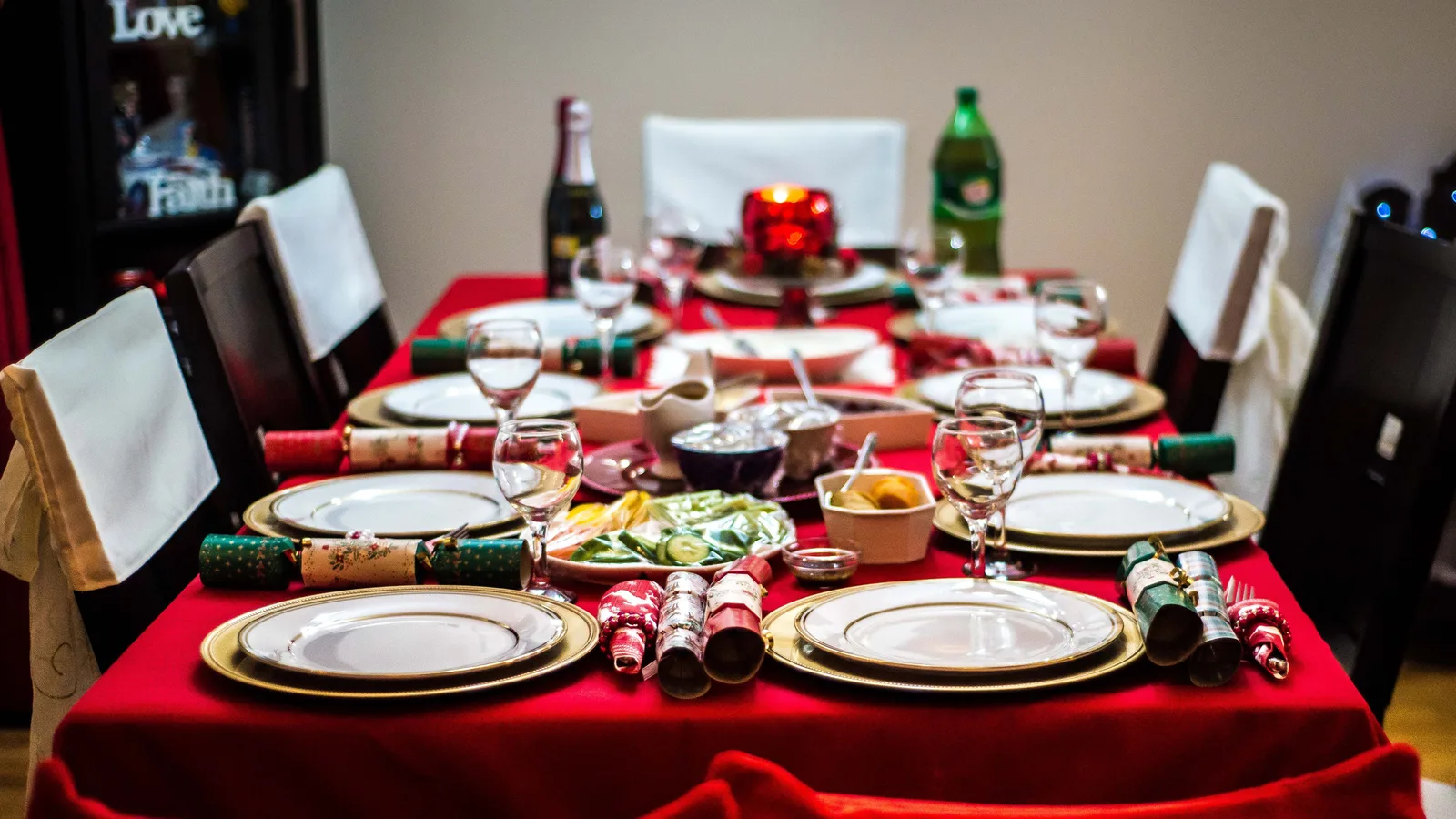 Mesa de jantar festivamente decorada com elegantes arranjos de lugares e bombas de festa.