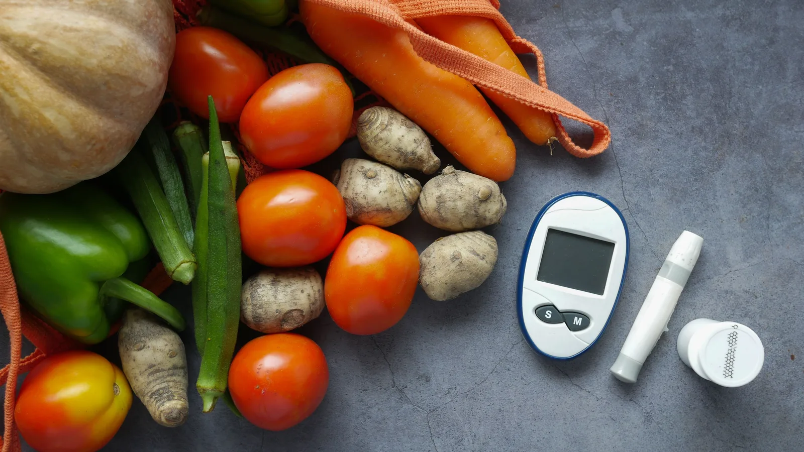 Uma disposição de equipamentos para diabetes ao lado de vegetais frescos promovendo um estilo de vida saudável.