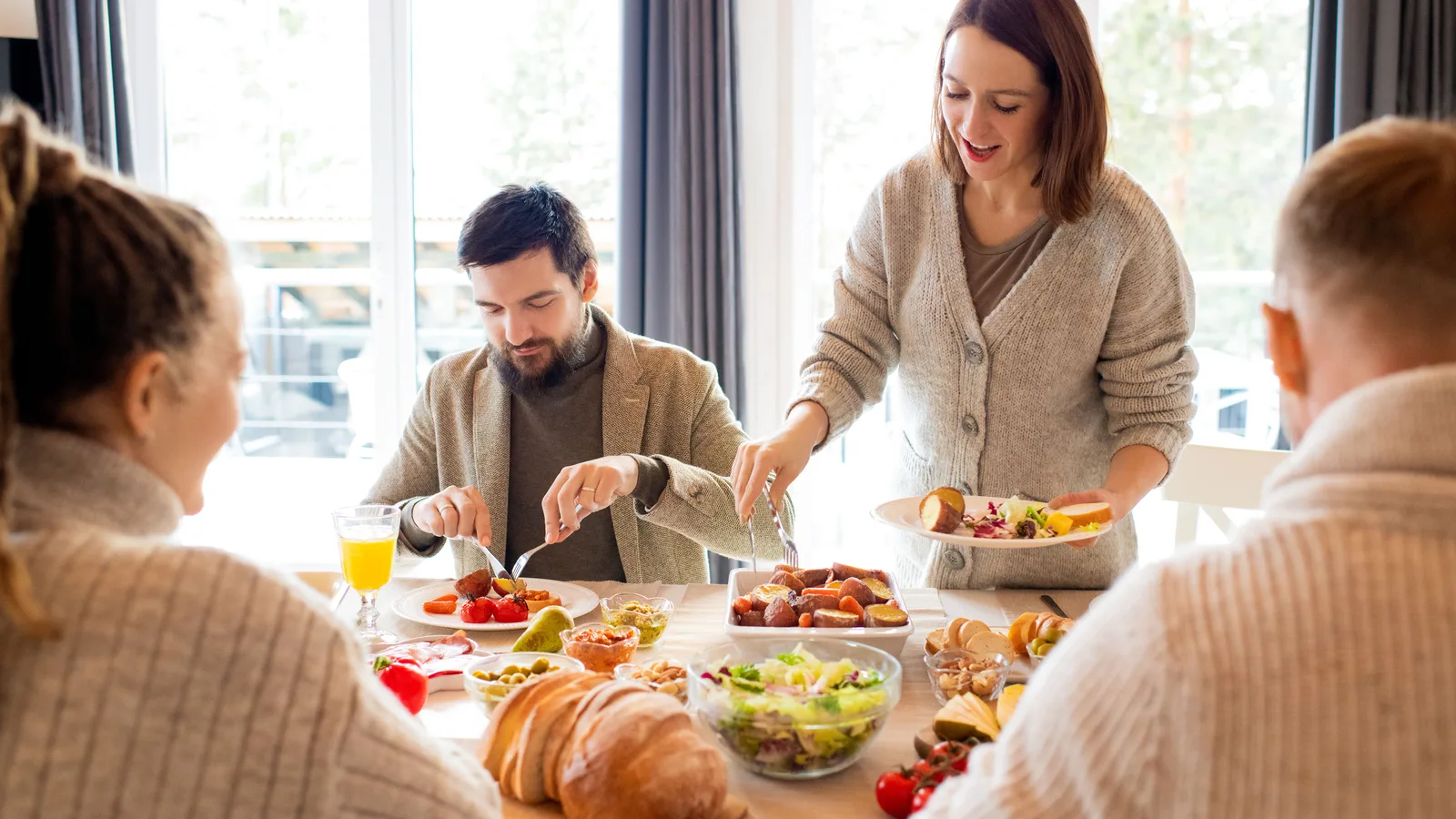 Reunião aconchegante em família desfrutando de uma refeição juntos, destacando alegria e união.