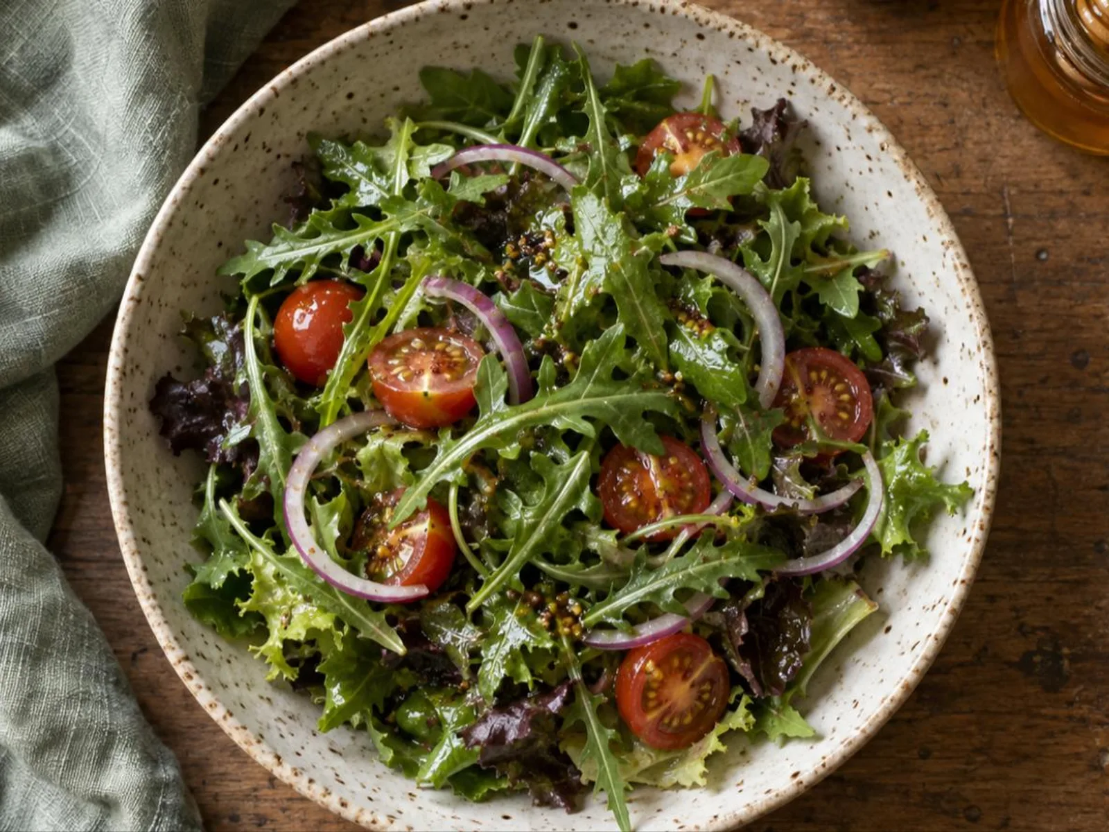 Salada de folhas com molho de mostarda e mel