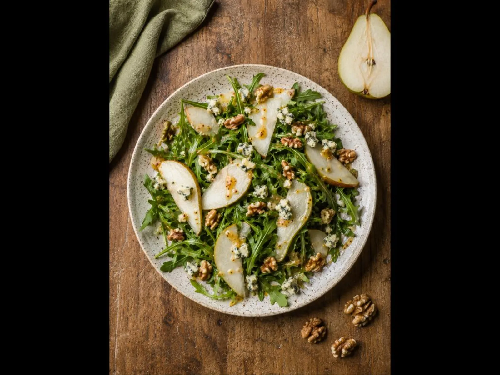 Salada de rúcula com pera e nozes